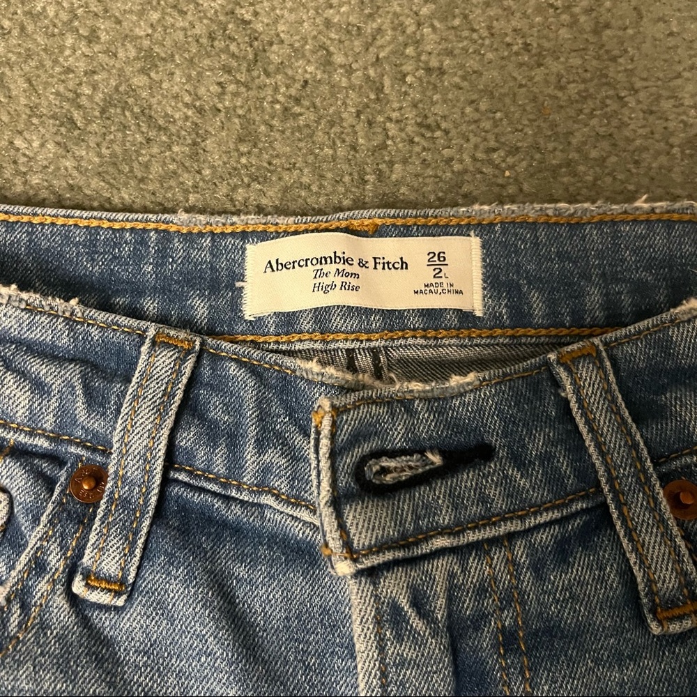 Abercrombie & Fitch The Mom High Rise Medium Wash 26 Reg Waist, Long Length Jean